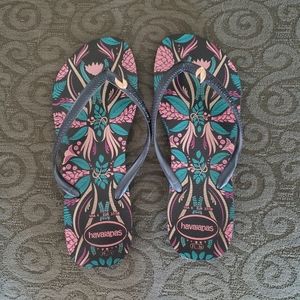 Ladies Havaianas flip flops size 6